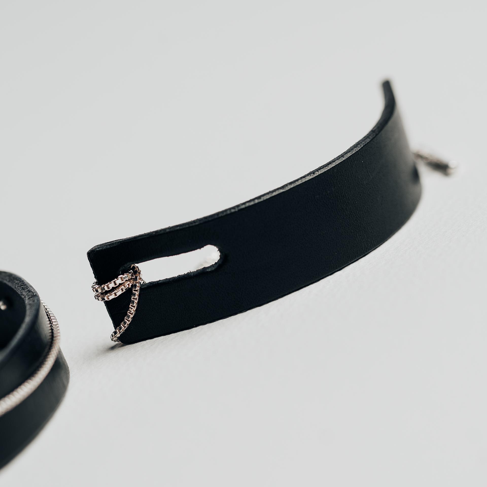 zoe wilmaers strap with chain