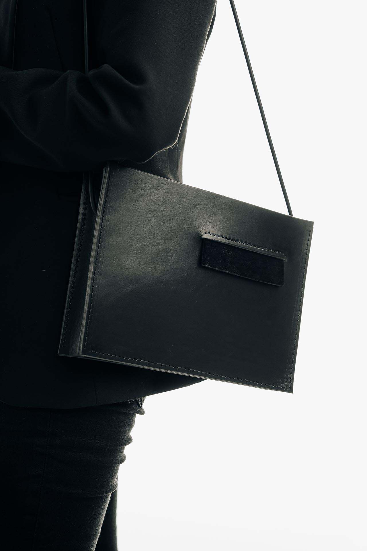 zoe wilmaers wearing a black bag